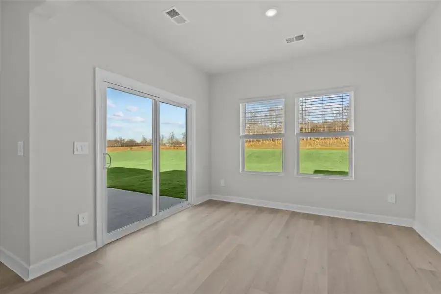 Spacious, unfurnished interior of a new home in Creek Ridge - Heritage Collection, Spartanburg (Image 11).