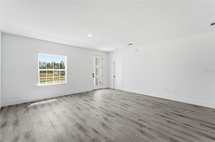 Spacious, unfurnished interior of a new home in , Dunnellon (Image 13).