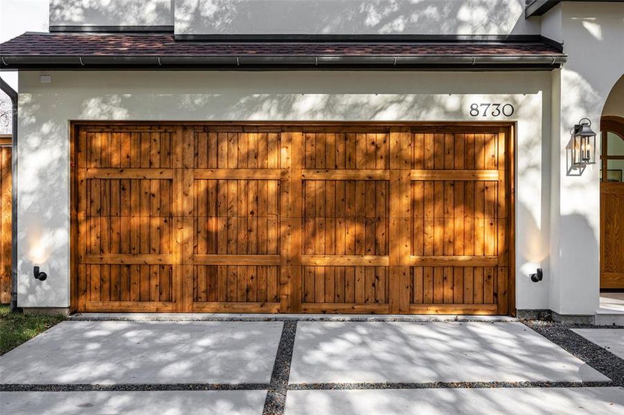Exterior details and patio area of a home in , Dallas (Image 3).