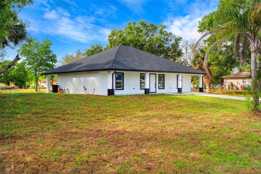 Exterior details and patio area of a home in , Okeechobee (Image 28).