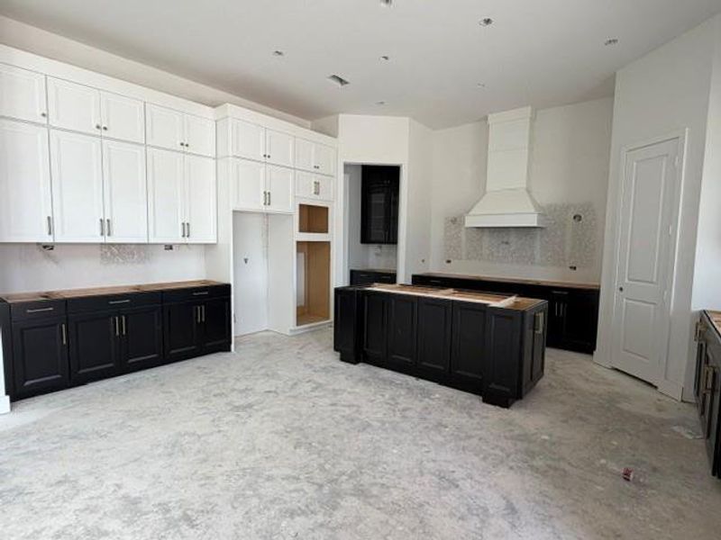 There are pot and pans drawers conveniently located in the cabinet under the cooktop. There are pot and pans drawers conveniently located in the cabinet under the cooktop.