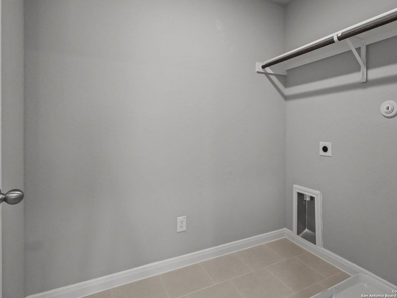 Spacious, unfurnished interior of a new home in Cedar Heights, San Antonio (Image 26).