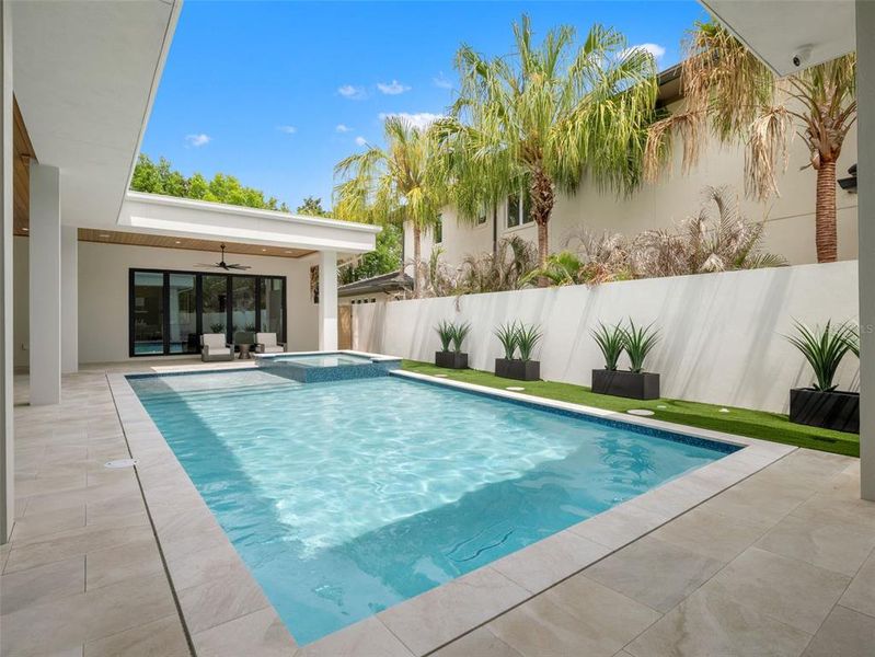 Exterior details and patio area of a home in , Orlando (Image 4).