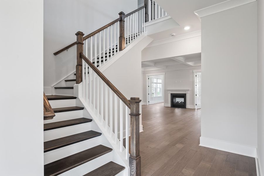 Spacious, unfurnished interior of a new home in Oak Bend, Charleston (Image 15).