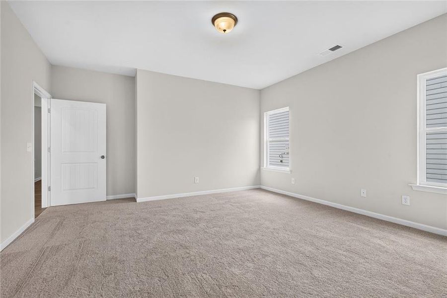 Spacious, unfurnished interior of a new home in Southbend, Rome (Image 11).