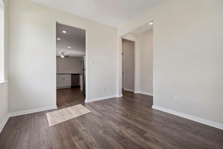 Spacious, unfurnished interior of a new home in Sweetwater Ridge, Conroe (Image 15).