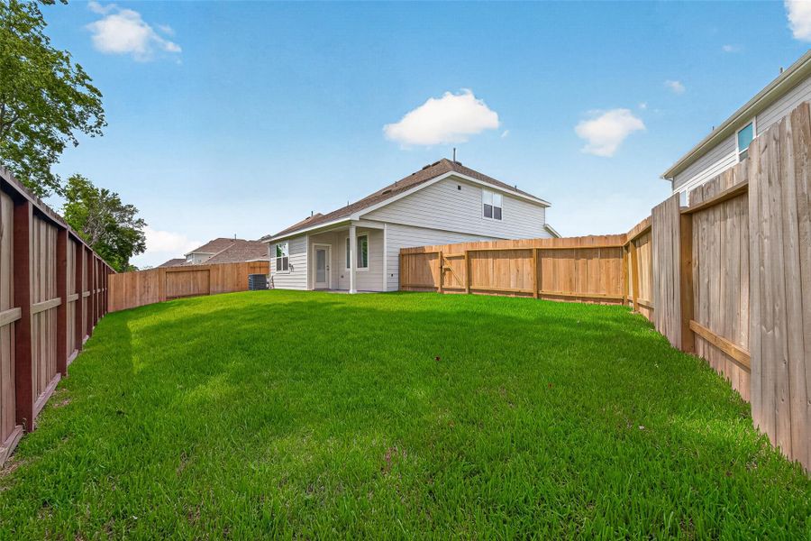 Exterior details and patio area of a home in Bammel Oaks, Houston (Image 20).