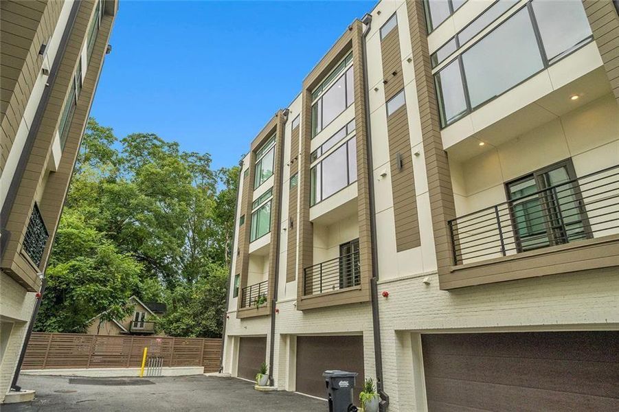 Condo located in Atlanta, GA showcasing its design and architecture (Image 38).