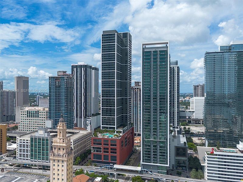 Condo located in Miami, FL showcasing its design and architecture (Image 24).