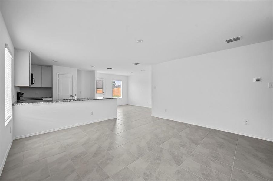 Spacious, unfurnished interior of a new home in Wright Farms: Watermill Collection, Dallas (Image 8).