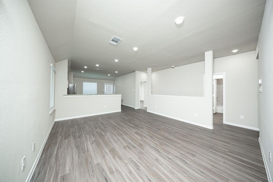 Spacious, unfurnished interior of a new home in Mackenzie Creek, Conroe (Image 9).