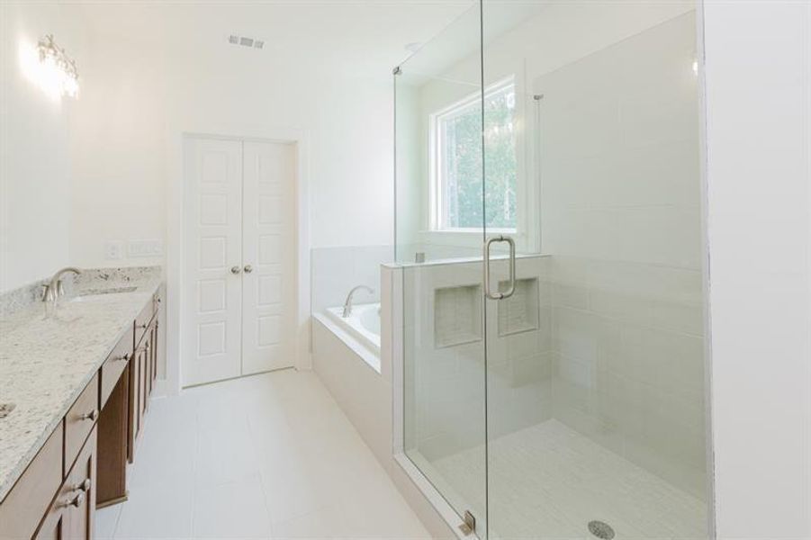 Furnished interior view inside a new home in , Gainesville (Image 13).