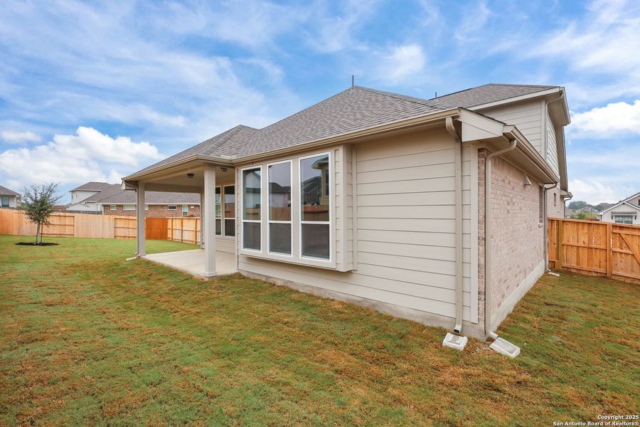 Exterior details and patio area of a home in Foxbrook, Cibolo (Image 3).