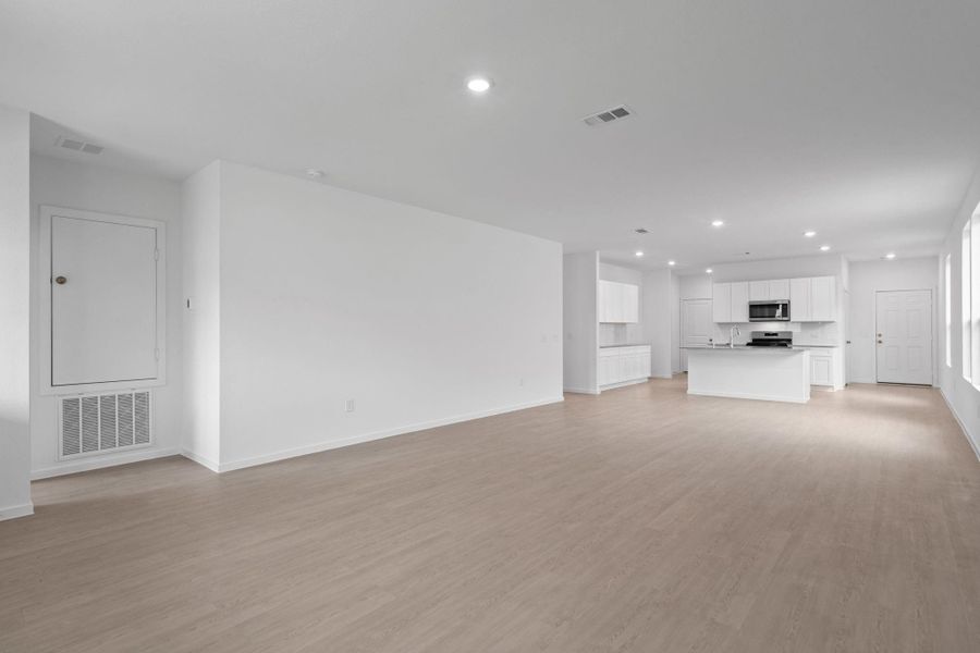 Spacious, unfurnished interior of a new home in Mavera, Conroe (Image 12).