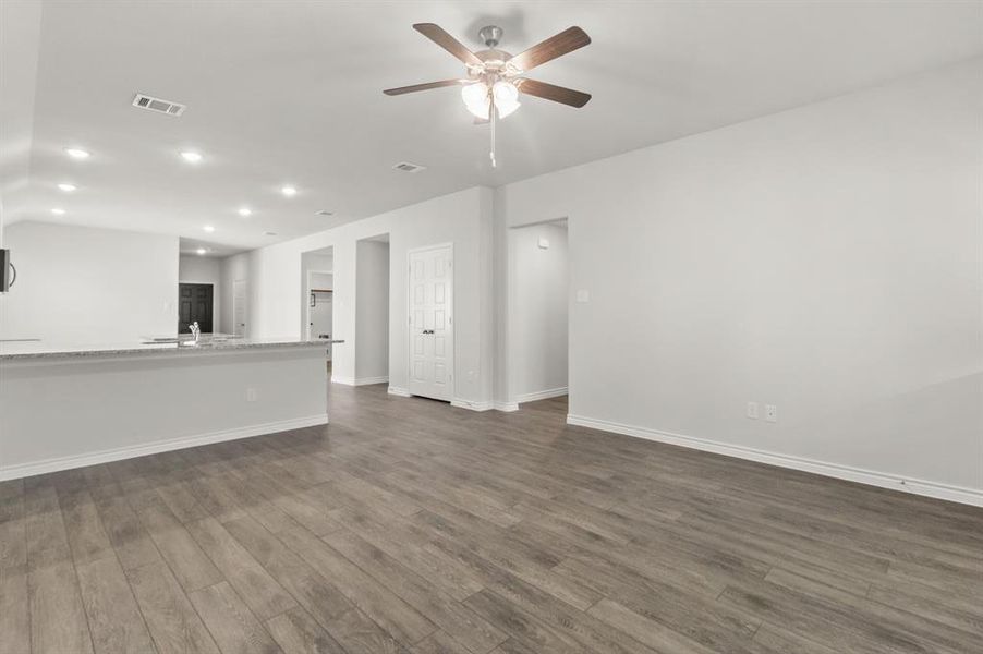 Spacious, unfurnished interior of a new home in Deer Creek, Crowley (Image 14).