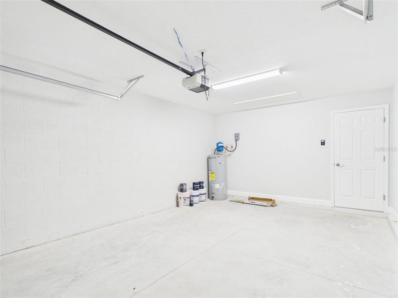 Spacious, unfurnished interior of a new home in , Lakeland (Image 24).