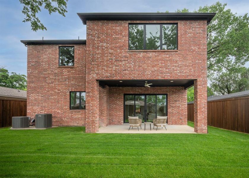 Exterior details and patio area of a home in , Dallas (Image 4).