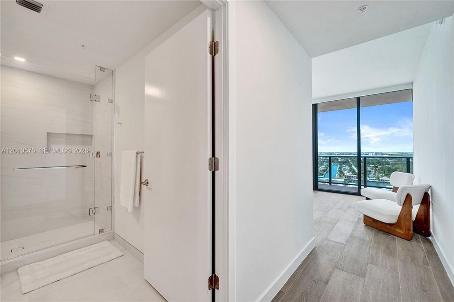 Spacious, unfurnished interior of a new home in , Pompano Beach (Image 22).