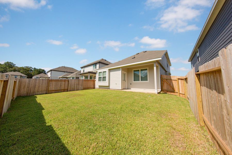 Exterior details and patio area of a home in River's Edge, Conroe (Image 3).
