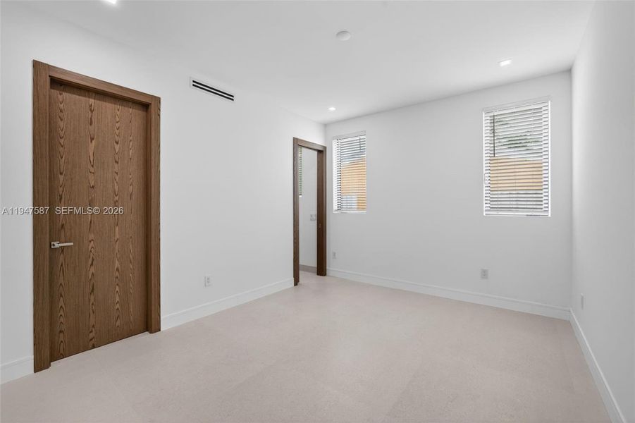 Spacious, unfurnished interior of a new home in , Fort Lauderdale (Image 25).