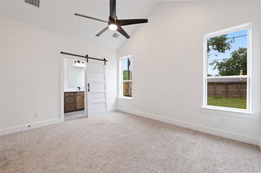 Spacious, unfurnished interior of a new home in , Texas City (Image 17).