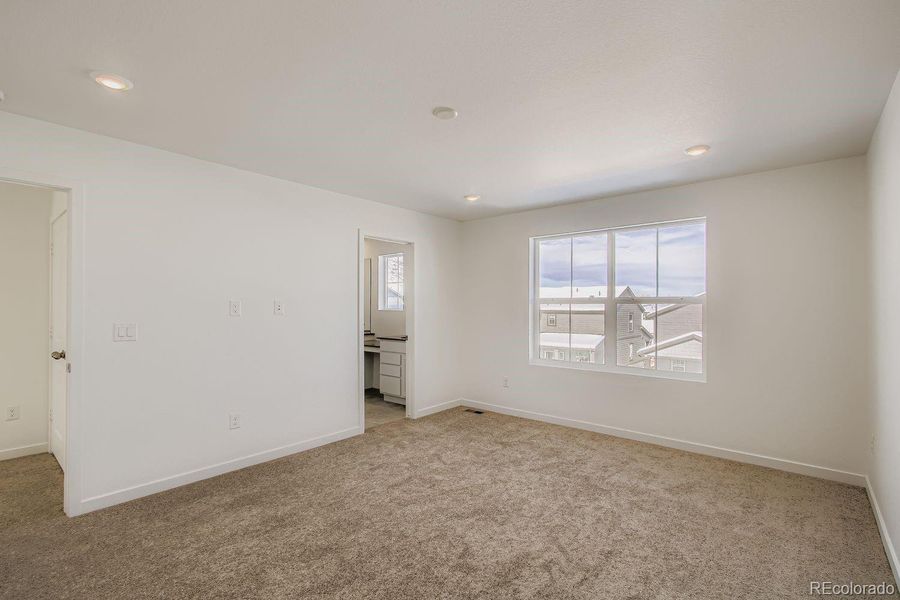 Spacious, unfurnished interior of a new home in Ken-Caryl Ranch, Littleton (Image 8).