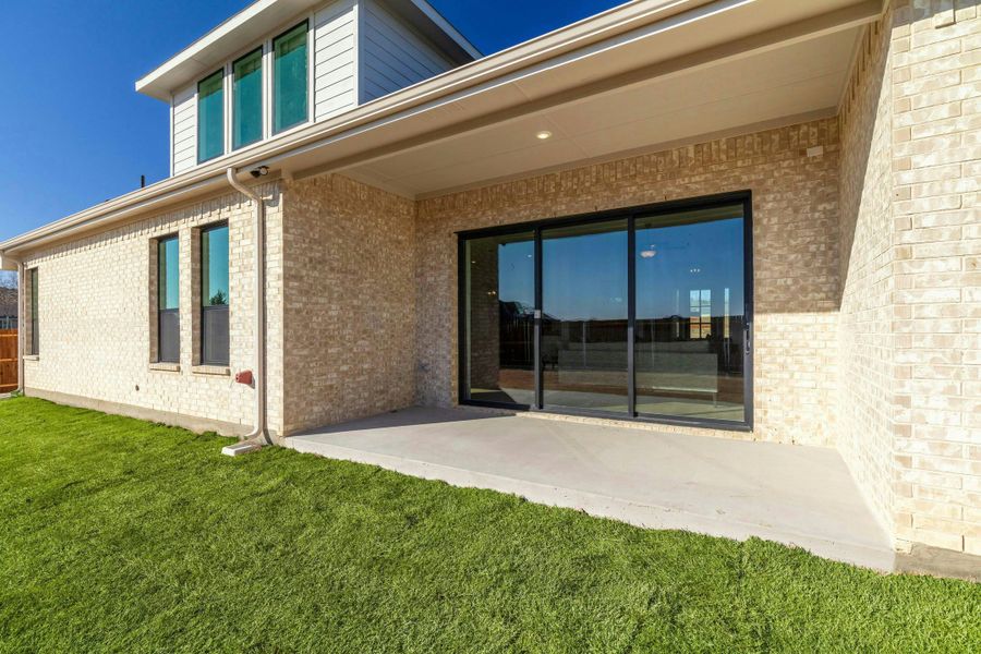 Exterior details and patio area of a home in Kentsdale Farms, DeSoto (Image 4).