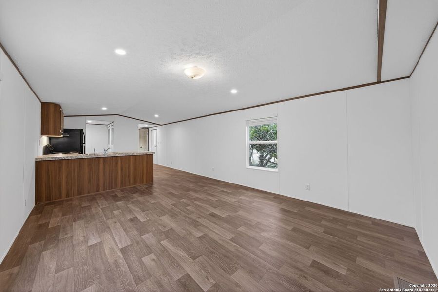 Spacious, unfurnished interior of a new home in , Bandera (Image 20).