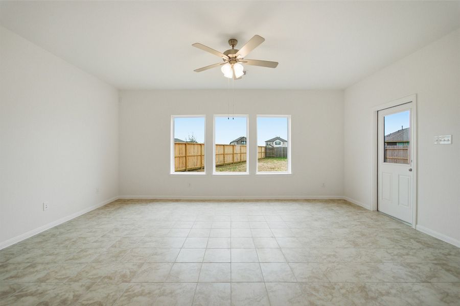 Spacious, unfurnished interior of a new home in Lago Mar, Texas City (Image 28).