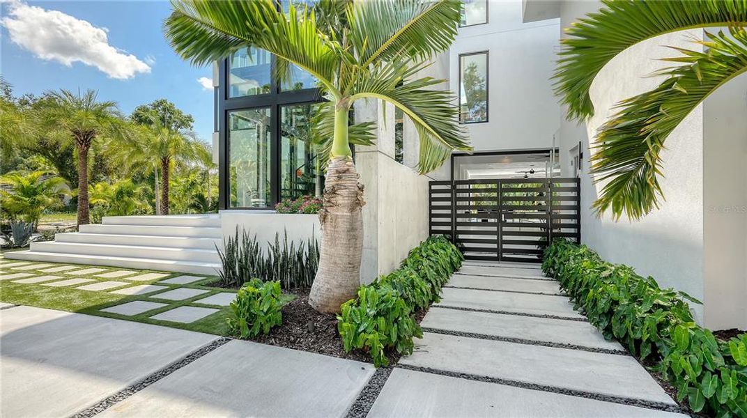 Exterior details and patio area of a home in , Sarasota (Image 8).