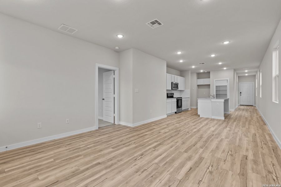 Spacious, unfurnished interior of a new home in Agave, San Antonio (Image 11).