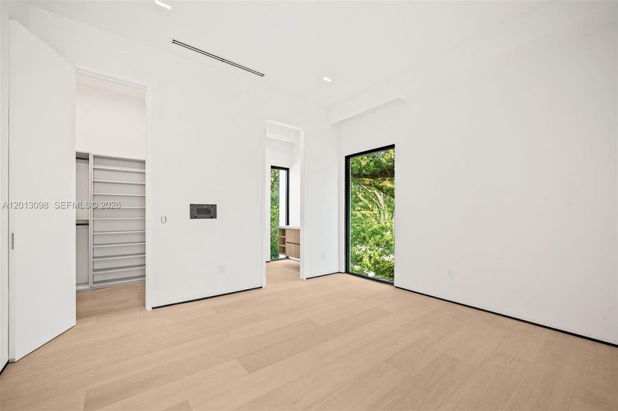 Spacious, unfurnished interior of a new home in , Miami (Image 13).