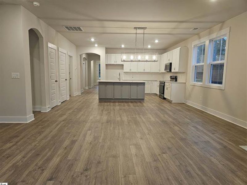 Spacious, unfurnished interior of a new home in South Park, Piedmont (Image 7).