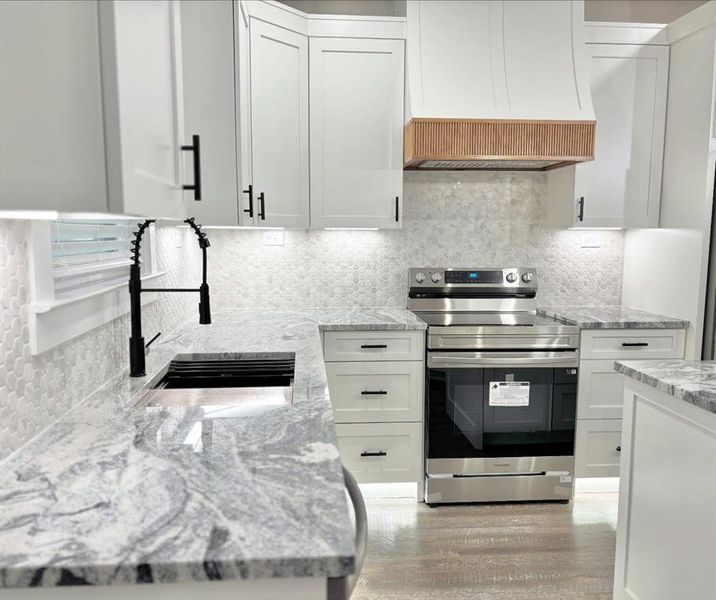 Furnished interior view inside a new home in , Corsicana (Image 10).