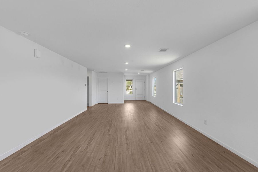 Spacious, unfurnished interior of a new home in Tavola, New Caney (Image 14).