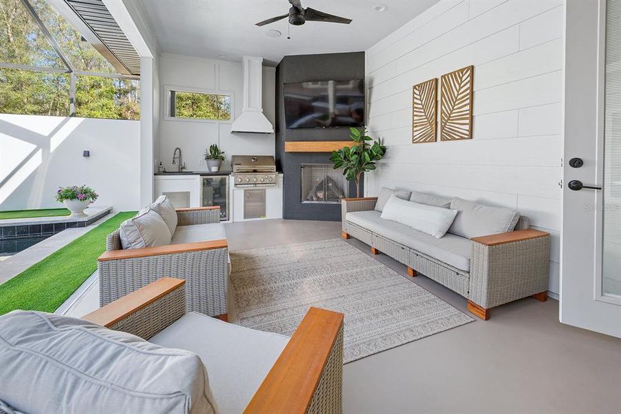 Exterior details and patio area of a home in , High Springs (Image 34).