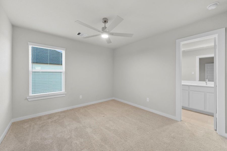 Spacious, unfurnished interior of a new home in Briarwood Crossing, Rosenberg (Image 24).