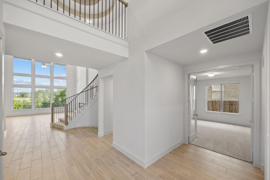 Spacious, unfurnished interior of a new home in Santa Rita Ranch, Liberty Hill (Image 19).