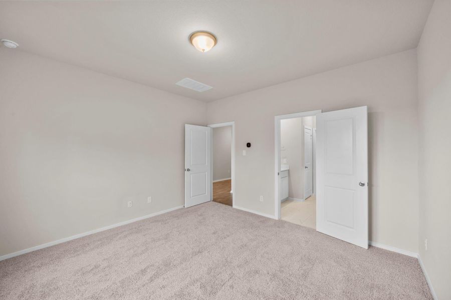 Spacious, unfurnished interior of a new home in Westridge Cove, Conroe (Image 17).