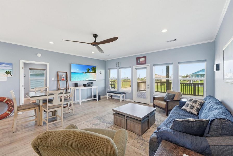 Spacious and bright living area. Spacious and bright living area.