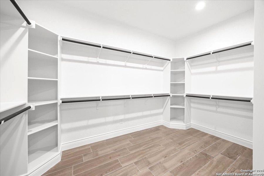 Spacious, unfurnished interior of a new home in , La Vernia (Image 38).