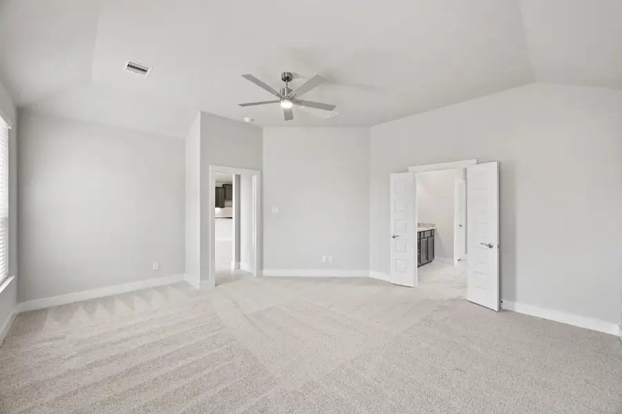 Spacious, unfurnished interior of a new home in Barton Creek Ranch, Conroe (Image 33).