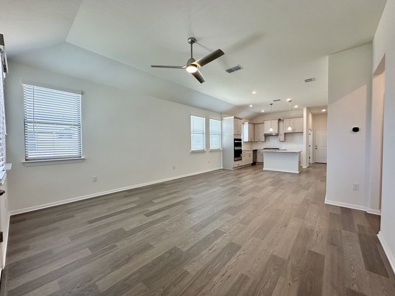 Spacious, unfurnished interior of a new home in Porter Country, Buda (Image 7).