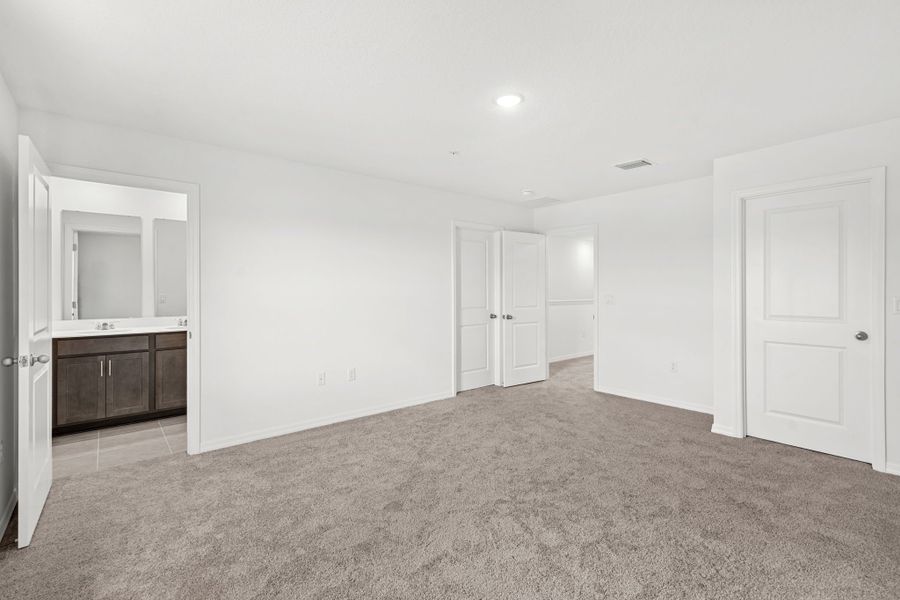 Spacious, unfurnished interior of a new home in Shenandoah Reserve, Orlando (Image 27).