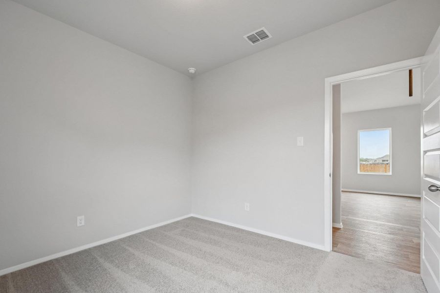 Spacious, unfurnished interior of a new home in Cloverleaf, Austin (Image 34).