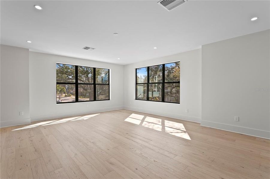 Spacious, unfurnished interior of a new home in , Tampa (Image 75).