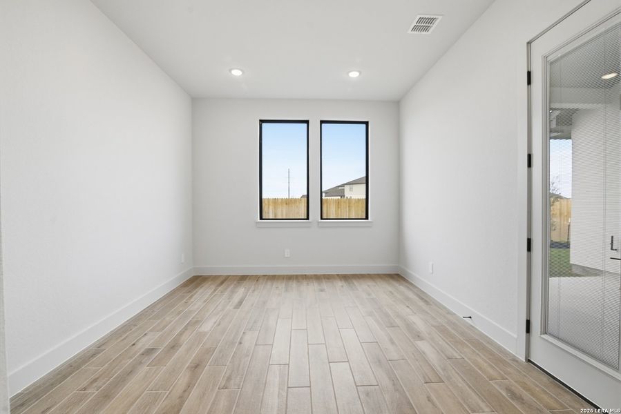 Spacious, unfurnished interior of a new home in Haby Hill 50s, San Antonio (Image 27).