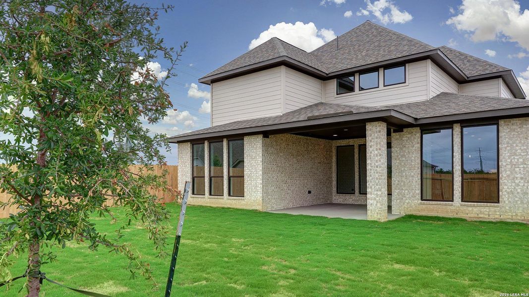 Exterior details and patio area of a home in Haby Hill, San Antonio (Image 4).