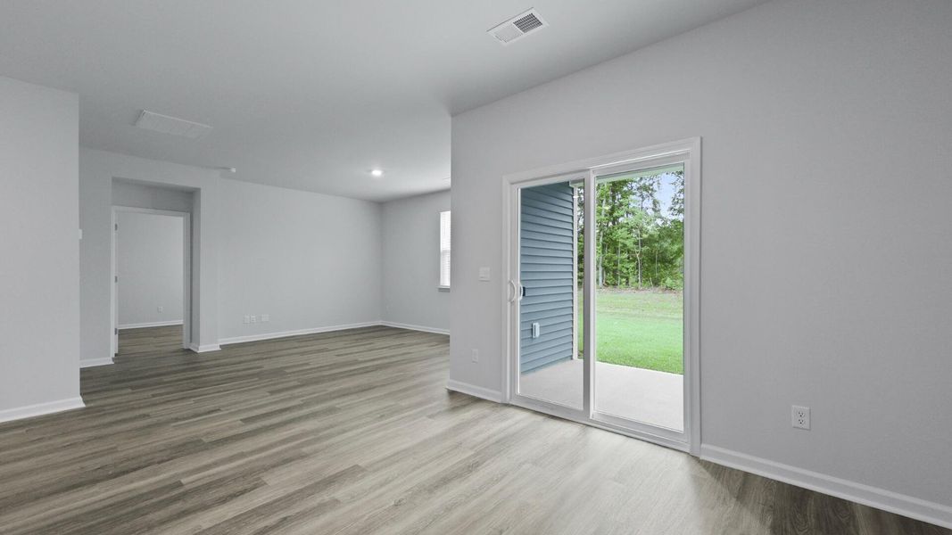 Spacious, unfurnished interior of a new home in Carolina Groves, Moncks Corner (Image 26).