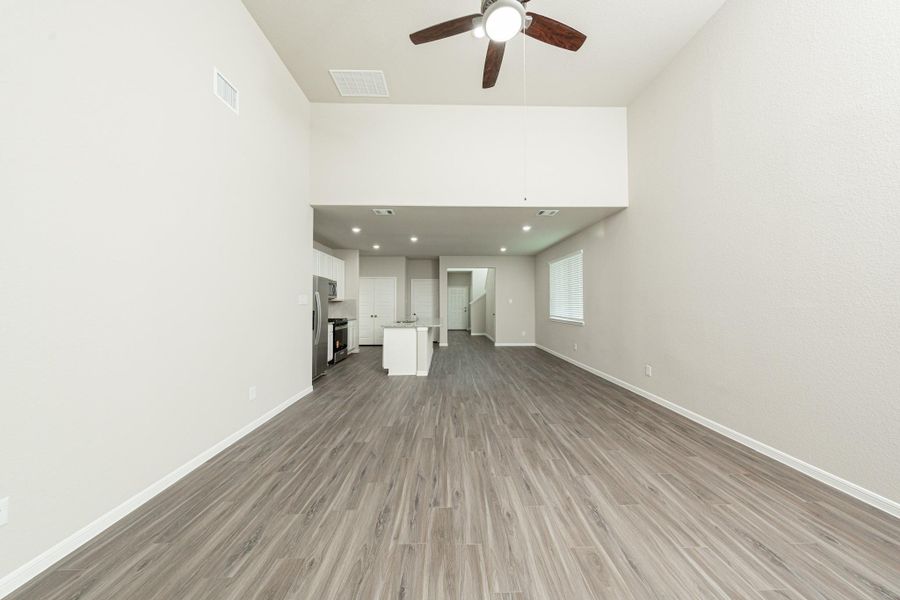 Spacious, unfurnished interior of a new home in Mackenzie Creek, Conroe (Image 14).